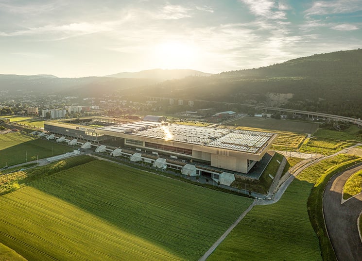 Im Solarkraftwerk auf dem Dach der Bieler Tissot-Arena sind ABB-Wechselrichter installiert. Die Einbindung erneuerbarer Energien ist ein Zukunftsmarkt.